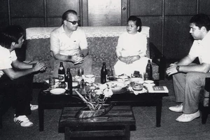 Cô Bảy Vân tiếp đoàn nhà báo Liên Xô thăm Báo SGGP năm 1987