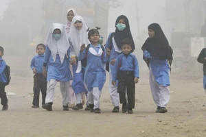 Học sinh tiểu học ở Lahore, Pakistan đến trường trong bầu không khí mù mịt khói bụi