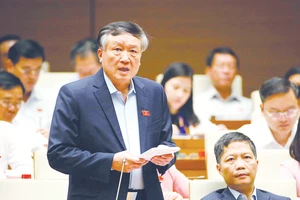 Chánh án Tòa án nhân dân tối cao Nguyễn Hòa Bình trả lời chất vấn của đại biểu Quốc hội. Ảnh: TTXVN