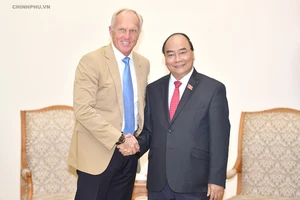 Thủ tướng Nguyễn Xuân Phúc tiếp ông Greg Norman, Đại sứ du lịch Việt Nam. Ảnh: VGP