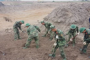 Lực lượng Công binh Bộ Tư lệnh TPHCM tham gia tìm kiếm hài cốt liệt sĩ. Ảnh: Hoài Nam