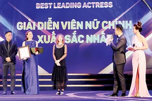 Trao giải diễn viên nữ chính xuất sắc tại Liên hoan phim quốc tế Hà Nội lần thứ V - 2018