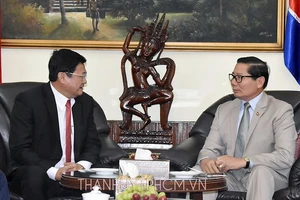 Phó Chủ tịch UBND TPHCM Huỳnh Cách Mạng chúc mừng kỷ niệm 65 năm Ngày Độc lập Vương quốc Campuchia đến Tổng Lãnh sự Vương quốc Campuchia tại TPHCM Im Hen. Ảnh: hcmcpv