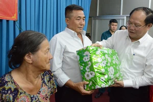 Phó Bí thư Thường trực Thành ủy TPHCM Tất Thành Cang trao quà cho người dân tại ngày hội Đại đoàn kết toàn dân tộc khu phố 10, phường 14, quận 10