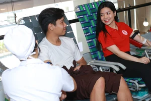 Các thành viên CLB Hành trình đỏ tham gia hiến máu tại ngày hội. Ảnh: Thế giới tiếp thị online