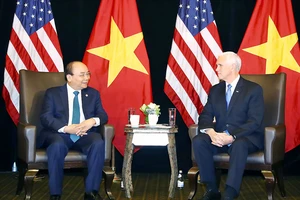 Thủ tướng Nguyễn Xuân Phúc gặp Phó Tổng thống Hoa Kỳ Mike Pence. Ảnh: TTXVN