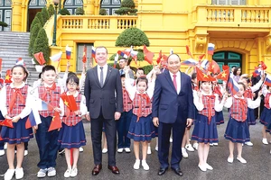 Thủ tướng Nguyễn Xuân Phúc và Thủ tướng Liên bang Nga Dmitry Medvedev chụp ảnh chung với thiếu nhi Hà Nội tại lễ đón. Ảnh: TTXVN