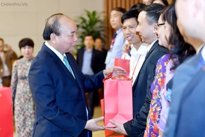 Thủ tướng Nguyễn Xuân Phúc tặng quà các nhà giáo. Ảnh: VGP