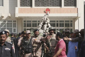 Lực lượng an ninh Pakistan tại hiện trường vụ tấn công Lãnh sự quán Trung Quốc ở TP Karachi ngày 23-11-2018. Ảnh: AP