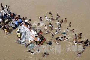 Xe buýt lao xuống sông ở Ấn Độ, ít nhất 28 người thiệt mạng