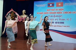 Tiết mục văn nghệ tại buổi lễ kỷ niệm 43 năm Quốc khánh Lào. Ảnh: VOH
