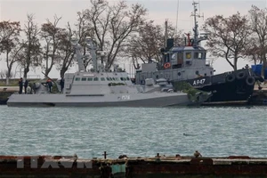 Tàu quân sự Ukraine bị lực lượng biên phòng trực thuộc FSB bắt giữ tại cảng Kerch ngày 26-11-2018. Ảnh: TTXVN