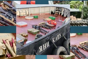 Vũ khí và đạn dược thu giữ được trên tàu pháo của Ukraine. Ảnh: FSB