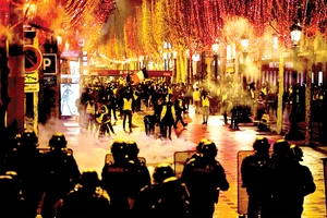 Biểu tình của phe “Áo vàng” diễn ra thâu đêm ở Paris. Ảnh: Getty Image