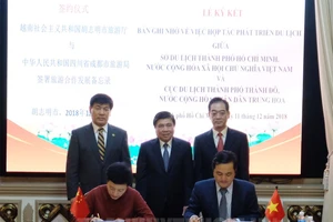 Chủ tịch UBND TPHCM Nguyễn Thành Phong chứng kiến lễ ký kết về việc hợp tác phát triển du lịch giữa Sở Du lịch TPHCM và Cục Du lịch TP Thành Đô. Ảnh: hcmcpv