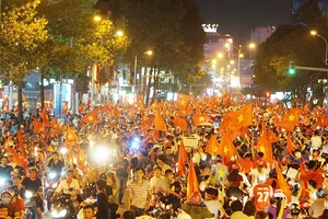 Hàng ngàn cổ động viên trên đường Trần Hưng Đạo, quận 1 đổ về khu trung tâm TPHCM. Ảnh: HOÀNG HÙNG