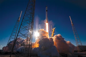SpaceX phóng thành công vệ tinh quân sự đầu tiên