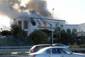 Khói bốc lên từ tòa nhà trụ sở Bộ Ngoại giao Libya ở Tripoli sau vụ tấn công ngày 25-12-2018. Ảnh: REUTERS