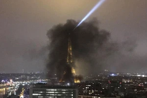 Tháp Eiffel, biểu tượng của nước Pháp mù mịt khói đen.