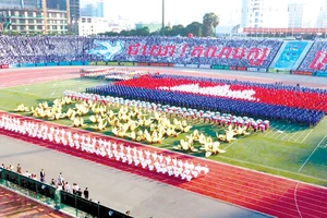 Màn đồng diễn của các tầng lớp nhân dân Campuchia trong lễ kỷ niệm 40 năm ngày Chiến thắng 7-1.Ảnh: Phnom Penh Post