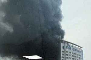 Khói đen bốc lên từ khách sạn Ramada Encore Cheonan ở Cheonan, tỉnh Nam Chungcheong, Hàn Quốc, bị cháy ngày 14-1-2019. Ảnh: YONHAP