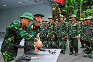 Huấn luyện tháo lắp súng cho học viên đào tạo Sĩ quan dự bị Y tế tại Trường Quân sự TPHCM. Ảnh: hcmcpv