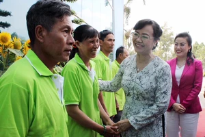 Bà Nguyễn Thị Quyết Tâm - nguyên Chủ tịch HĐND TPHCM thăm hỏi người lao động ở Khu liên hợp xử lý chất thải Đa Phước.