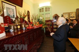 Tổng Bí thư, Chủ tịch nước Nguyễn Phú Trọng thắp hương tưởng niệm nguyên Tổng Bí thư Lê Duẩn. Ảnh: TTXVN