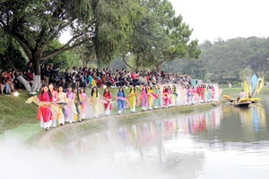 Biểu diễn thời trang tơ lụa Bảo Lộc bên bờ hồ Xuân Hương cuối tháng 12-2018. Ảnh: Nam Viên