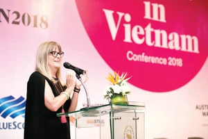 Bà Karen Lanyon chia sẻ tại Hội nghị phụ nữ Việt Nam 2018