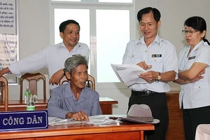 Cán bộ Thanh tra Chính phủ cùng Thanh tra tỉnh An Giang tiếp người khiếu kiện tại Trụ sở tiếp công dân