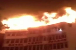 Ít nhất 17 người thiệt mạng và 3 người khác bị thương trong vụ cháy khách sạn Cung Điện Arpit. Ảnh: Times of India