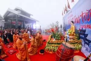 Khai hội xuân mở cổng trời Fansipan, du khách nô nức về chiêm bái xá lợi Phật trên đỉnh thiêng