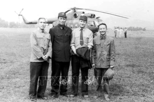 Thiếu tướng Viktor Demyanenko (thứ hai từ phải sang) cùng các đồng đội Việt Nam, tháng 3-1981. Ảnh do nhân vật cung cấp, TTXVN phát