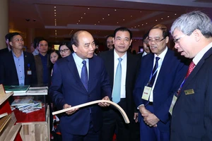 Thủ tướng Nguyễn Xuân Phúc thăm các gian trưng bày sản phẩm gỗ, lâm sản. Ảnh: TTXVN