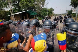 Cảnh sát Venezuela ngăn chặn những người biểu tình quá khích tại khu vực biên giới giữa Venezuela và Colombia ngày 23-2.