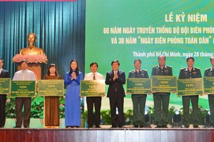Chủ tịch UBND TPHCM Nguyễn Thành Phong trao tặng "Mái ấm chiến sỹ","Nước sạch vùng biên". Ảnh:VIỆT DŨNG