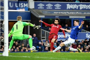 Liverpool (áo đỏ) bị Everton cầm hòa 0 - 0.