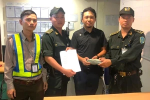 Lực lượng ANHK sân bay quốc tế Đà Nẵng trao trả tài sản cho ông Yan Guangzhu