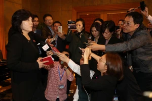 Thứ trưởng Bộ Ngoại giao CHDCND Triều Tiên Choe Son-hui trong buổi họp báo tại Hà Nội hôm 1-3. Ảnh: REUTERS