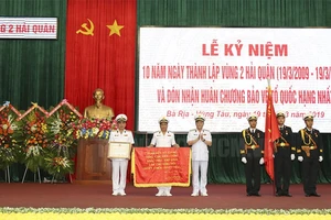 Chuẩn Đô đốc Phạm Văn Vững trao Huân chương Bảo vệ Tổ quốc hạng Nhất và tặng bức trướng truyền thống của Bộ Tư lệnh Hải quân cho Vùng 2 Hải quân. Ảnh: hcmcpv