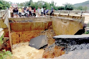 Mưa lũ làm sập cầu Tân Sơn trên quốc lộ 32 (tỉnh Phú Thọ)