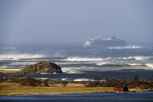 Du thuyền Viking Sky cách bờ ở Hustadvika, Tây Na Uy, khoảng 900m khi gửi tín hiệu cấp cứu vì hỏng máy ngày 23-3-2019. Ảnh: NTB