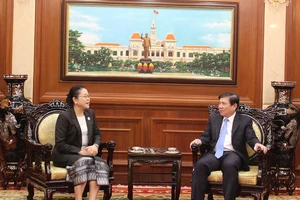 Chủ tịch UBND TPHCM Nguyễn Thành Phong tiếp tân Tổng Lãnh sự Lào tại TPHCM Phimpha Kcomixay đến chào nhân nhận nhiệm kỳ mới. Ảnh: hcmcpv