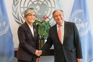 Tổng Thư ký Liên hợp quốc Guterres và Ngoại trưởng Hàn Quốc Kang Kyung-wha. Ảnh: Yonhap
