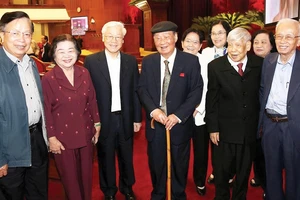 Tổng Bí thư, Chủ tịch nước Nguyễn Phú Trọng với các đồng chí lãnh đạo và nguyên lãnh đạo Đảng, Nhà nước tại hội nghị. Ảnh: TTXVN