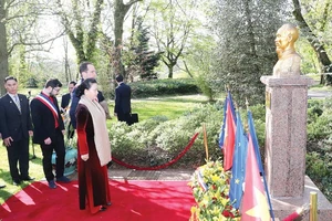 Chủ tịch Quốc hội Nguyễn Thị Kim Ngân đặt hoa tưởng niệm Chủ tịch Hồ Chí Minh tại Công viên Montreau, thành phố Montreuil. Ảnh: TTXVN