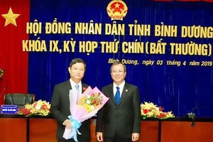 Bí thư Tỉnh ủy Bình Dương Trần Văn Nam chúc mừng tân Chủ tịch HĐND tỉnh Bình Dương Võ Văn Minh
