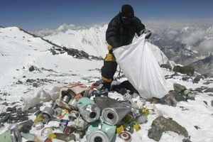 Nepal dọn rác ở núi Everest