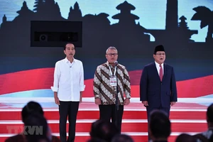 Tổng thống đương nhiệm Indonesia Joko Widodo (trái) và ông Prabowo Subianto (phải) tại cuộc tranh luận ở Jakarta ngày17-2.